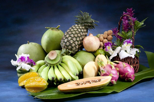 整个季节的泰国水果排列在香蕉叶上