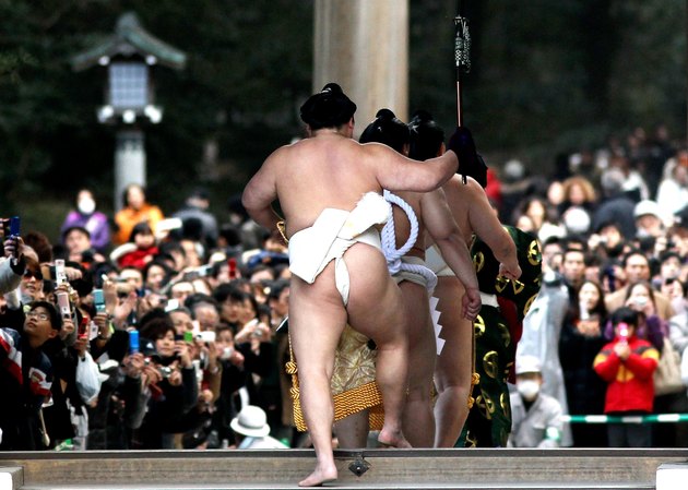 Sumo Grand Champions Celebrate The New Year