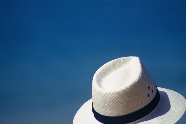 Photography of a hat and the ocean, In Focus, Out Focus, Differential Focus