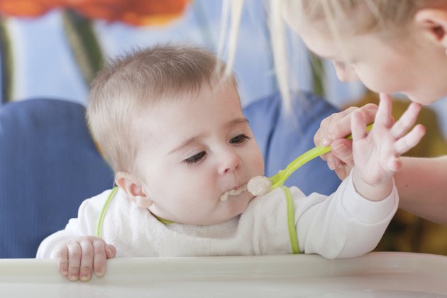 Possible Side Effects of Feeding a Baby Infant Oatmeal | Livestrong.com