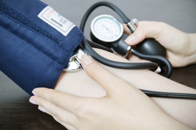 Doctor uses a sphygmomanometer