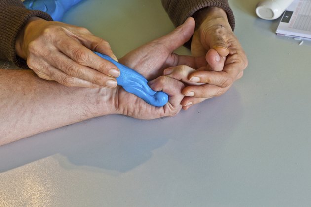 hand physiotherapy to recover a finger