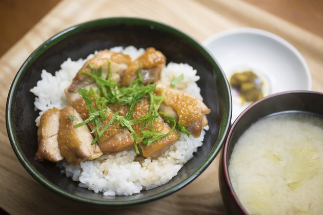 日本料理鸡红烧的碗(鶏の照り焼き丼)