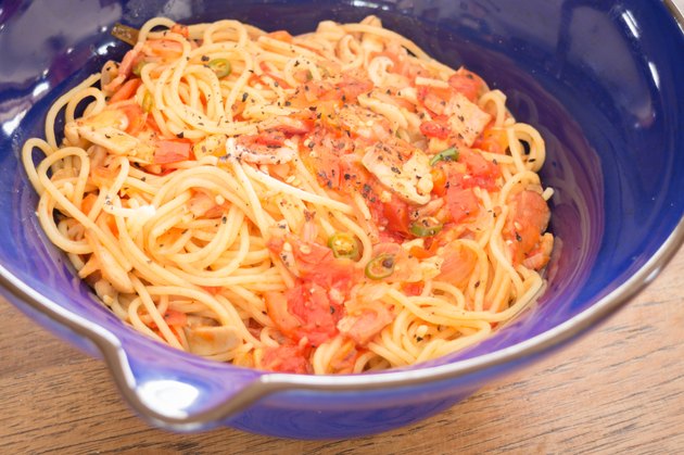 Italian pasta with ham, tomato and champignon mushrooms