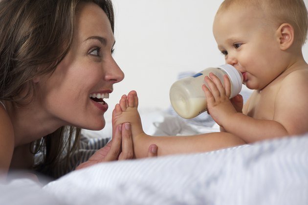 how-to-switch-a-baby-from-formula-to-milk-livestrong