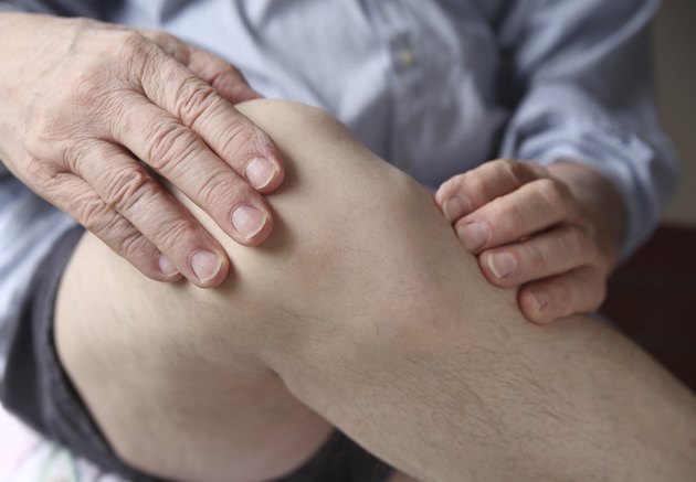 man experiencing sore knee