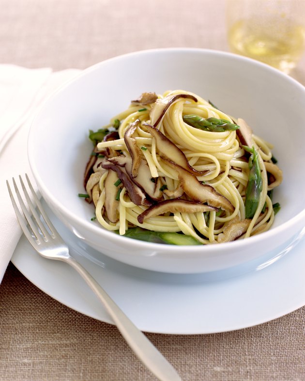 Linguini with asparagus and mushrooms