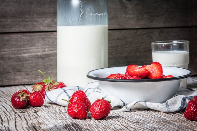Strawberries with sugar .