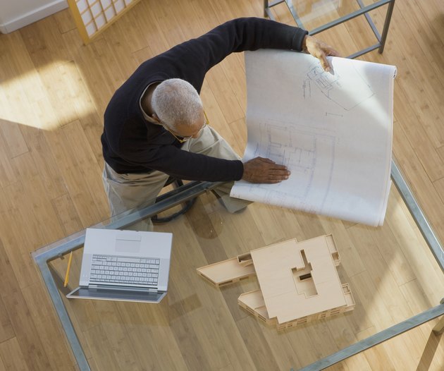 看建筑模型和图纸的非洲建筑师