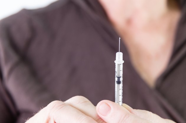 Squirting excess insulin from syringe