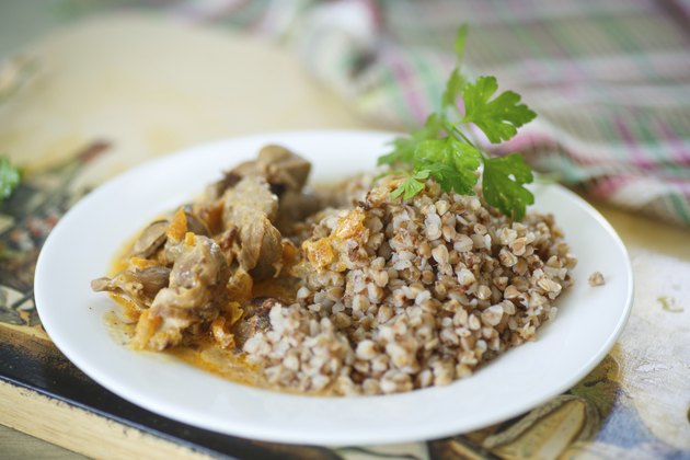 buckwheat cooked with stewed chicken gizzards