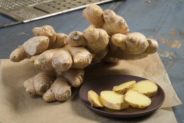 Whole ginger and slices