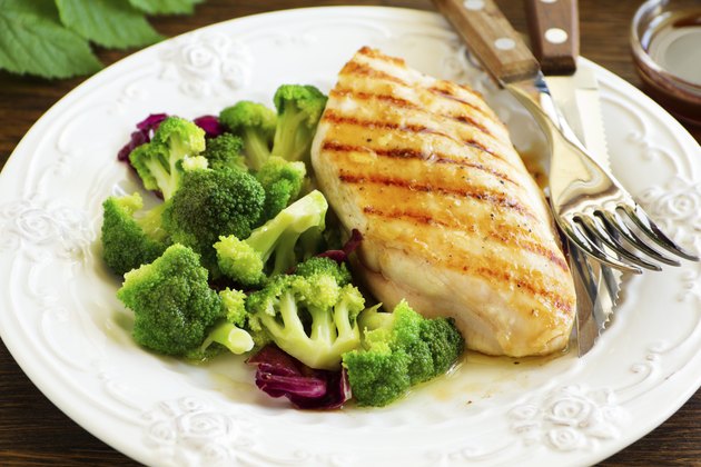Roast breast grilled with salad with broccoli