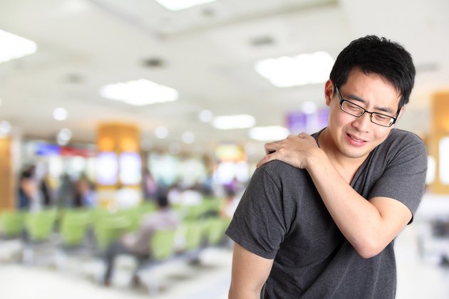 man shoulder pain