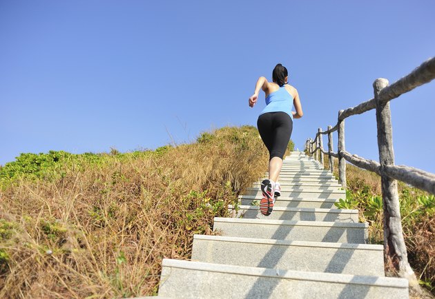 女人上山楼梯