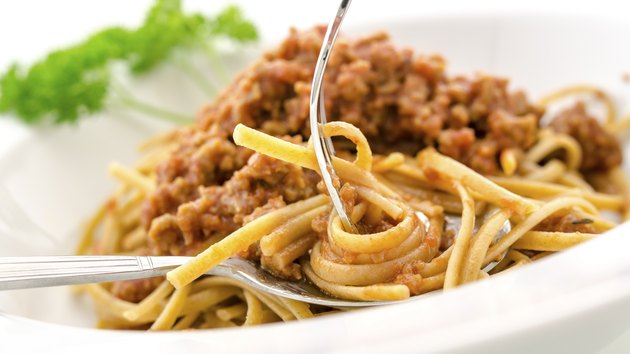 叉子上滚动意大利面条bolognese