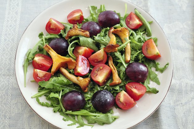 Salad with grapes and chanterelle mushrooms