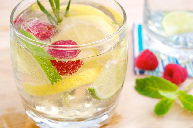 Eisgekühlte Limonade mit Früchten - Iced lemonade with fruits