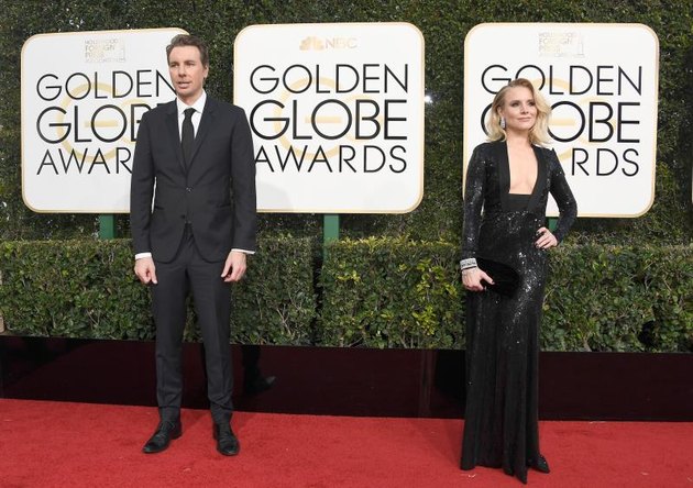 BEVERLY HILLS, CA - JANUARY 08: Actors Dax Shepard and Kristen Bell attend the 74th Annual Golden Globe Awards at the Beverly Hilton Hotel on January 8, 2017, in Beverly Hills, California. (Photo by Frazer Harrison/Getty Images)