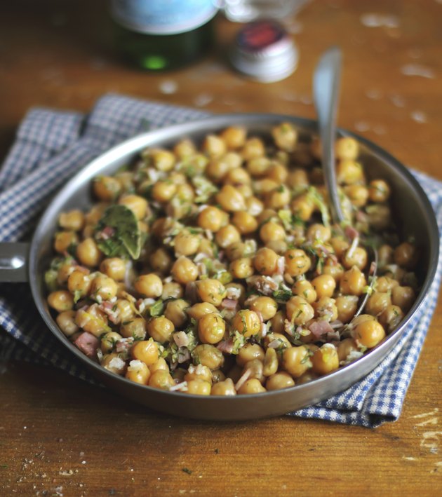 Chickpea stew with bacon, leek