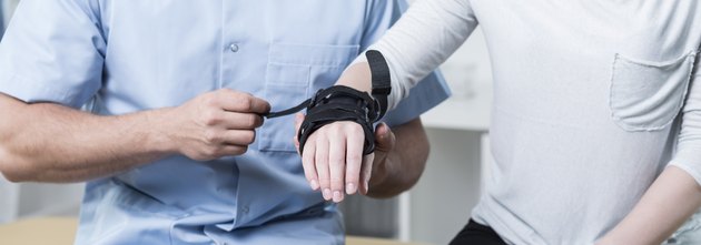 Doctor applying stabilizer