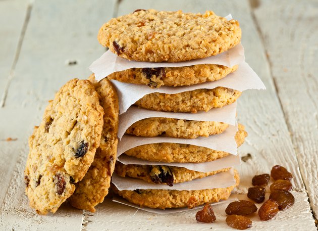 how many calories are in a large oatmeal raisin cookie how many calories are in a large oatmeal raisin cookie