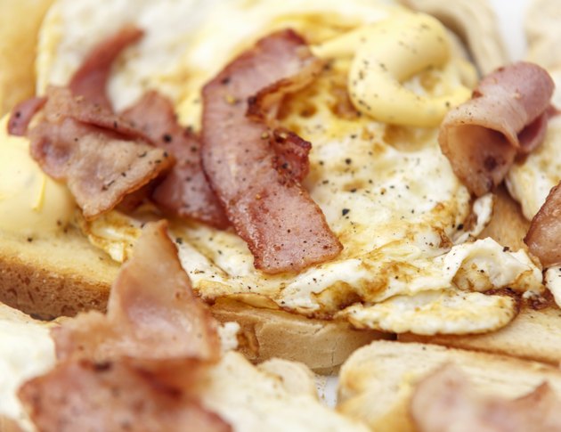Egg and bacon sandwiches with béarnaise sauce