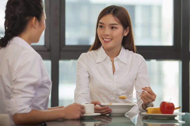 女商人吃早餐