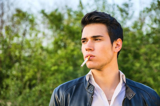 Factors That Influence People to Smoke | Livestrong.com