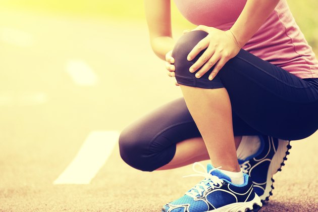 Causes of Pain When Bending the Knee After a Fall | Livestrong.com