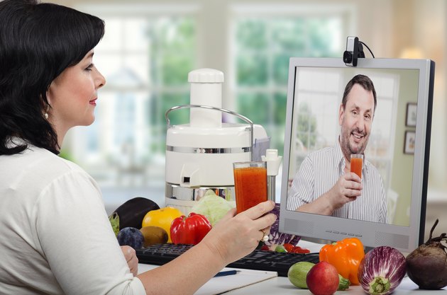 Making cleansing detox drinks online