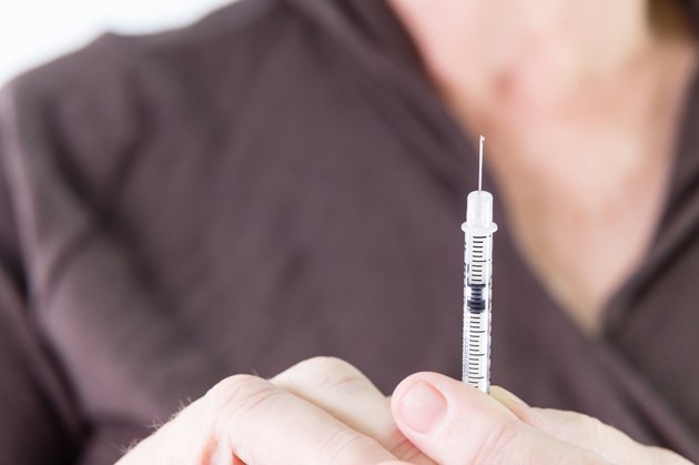 Squirting excess insulin from syringe