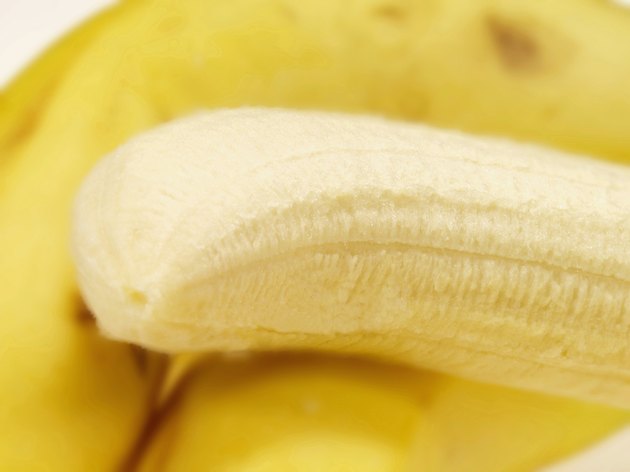 香蕉剥皮的特写镜头