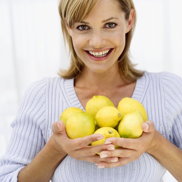 Portrait of woman holding lemons in her hands