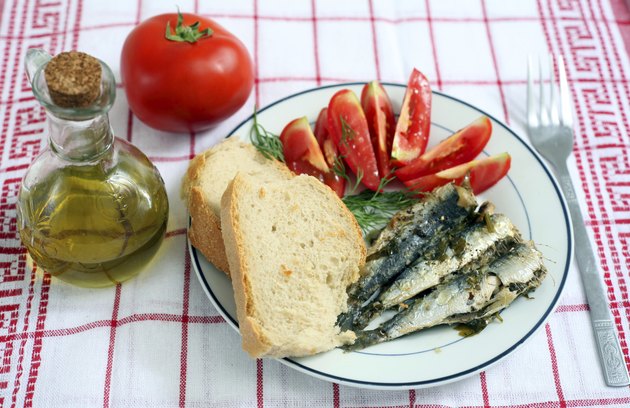 sardines with tomato and bread