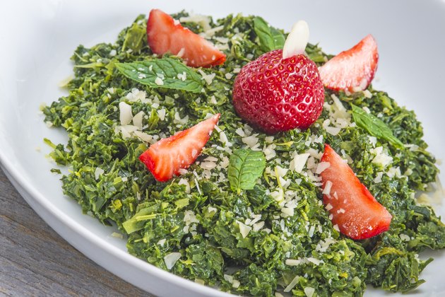 Salad of green kale with strawberries