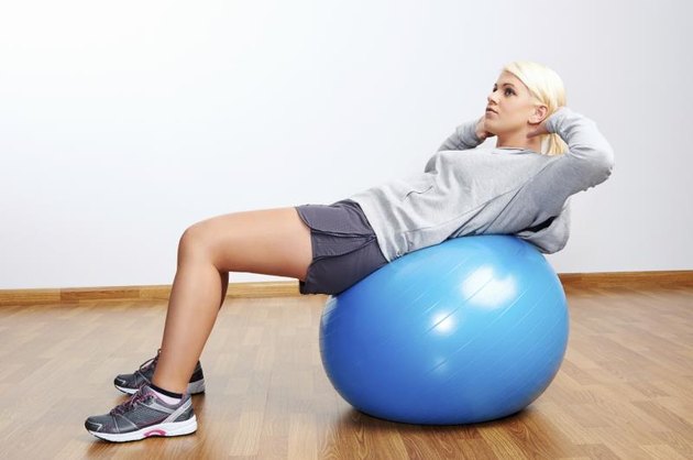 减少长凳仰卧起坐还是练习球仰卧起坐更好？