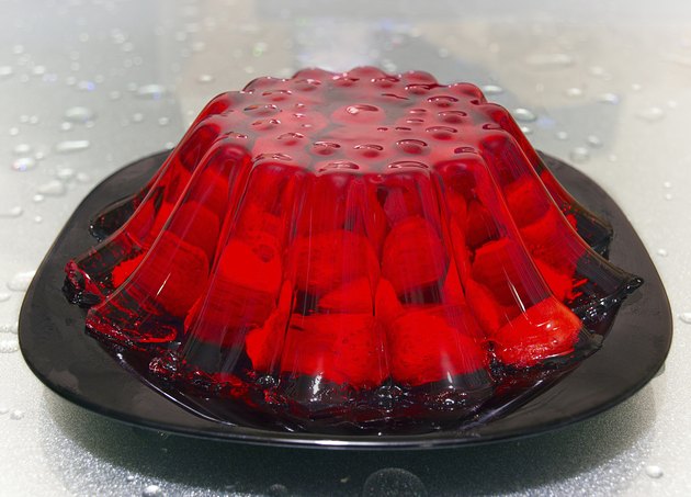 Strawberry jelly pudding