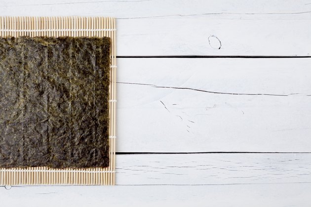 Dried seaweed and makisu on a white table