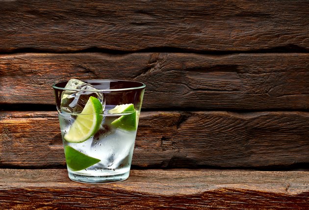 Gin tonic with lime wedges