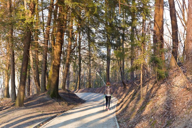 Woman hiking in nature.