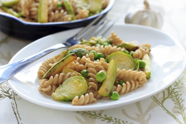 Wholegrain pasta with green beans, zucchini and Brussels sprouts