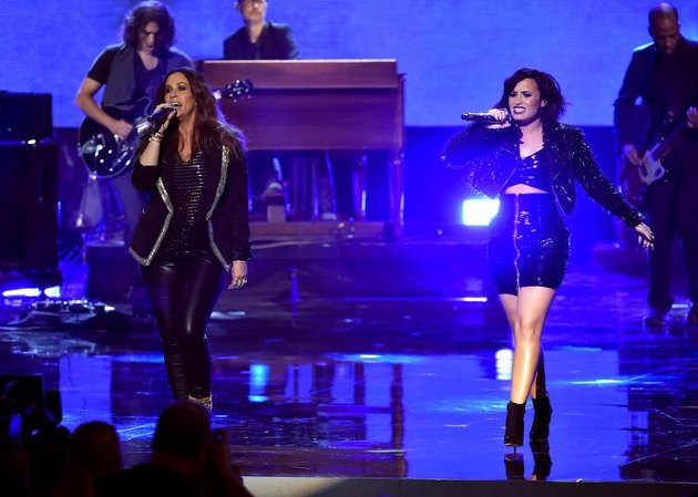 Singers Alanis Morissette and Demi Lovato perform onstage during the 2015 American Music Awards at Microsoft Theater on November 22, 2015 in Los Angeles, California. (Photo by Kevin Winter/Getty Images)