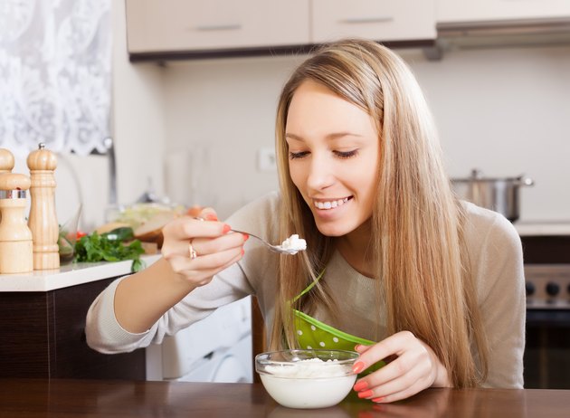 欢乐女人吃小屋起司