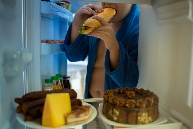 在晚上的肥胖男人违反饮食