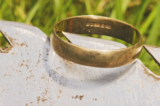 Old gold wedding ring exposed on shovel,found metal detector.