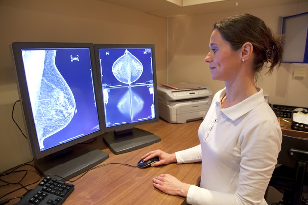 Radiology technician examens mammography test