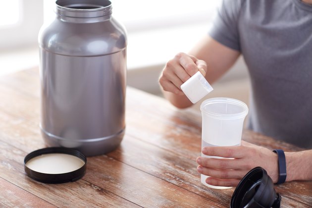 男人把蛋白粉倒进杯子里。