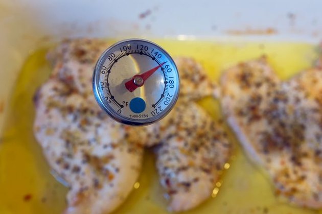 检查烤鸡胸肉与肉类温度计温度