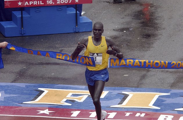 一名男子在波士顿马拉松赛上冲过终点线